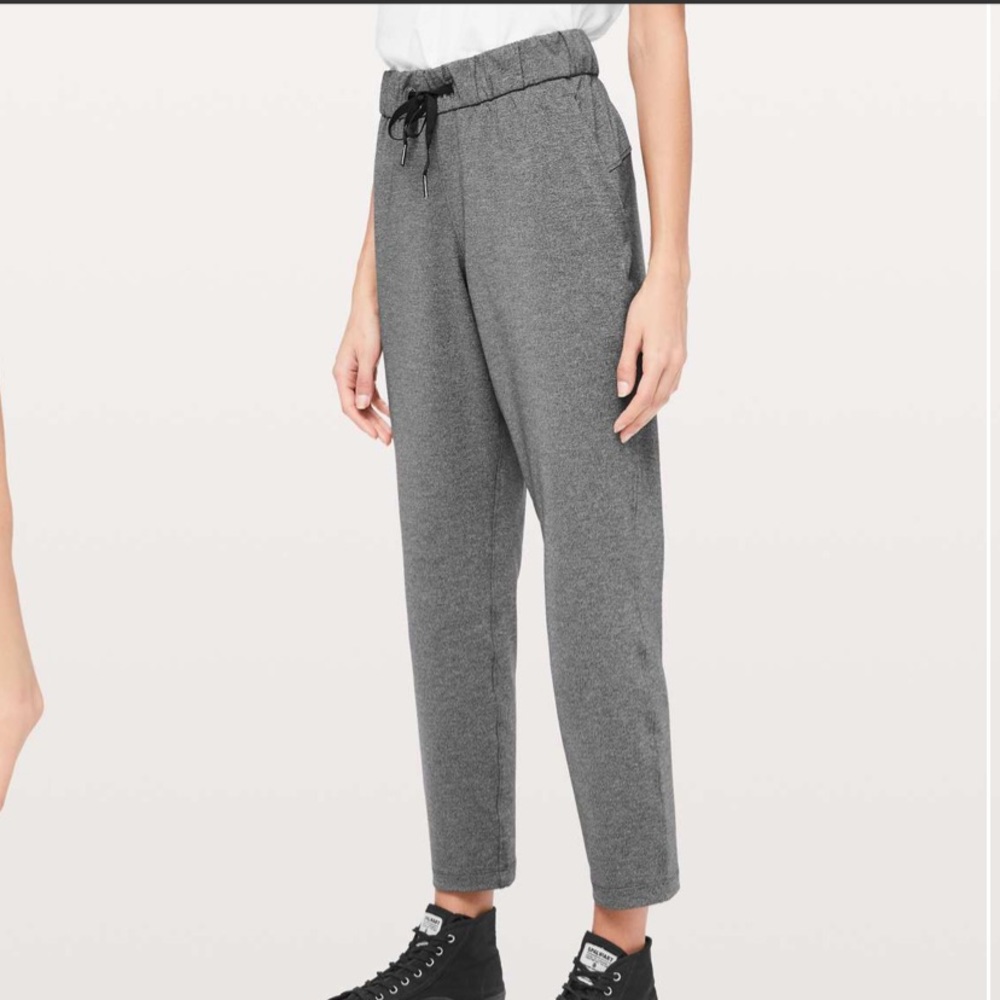 Lululemon on the fly 7/8 pants heathered blk sz 4